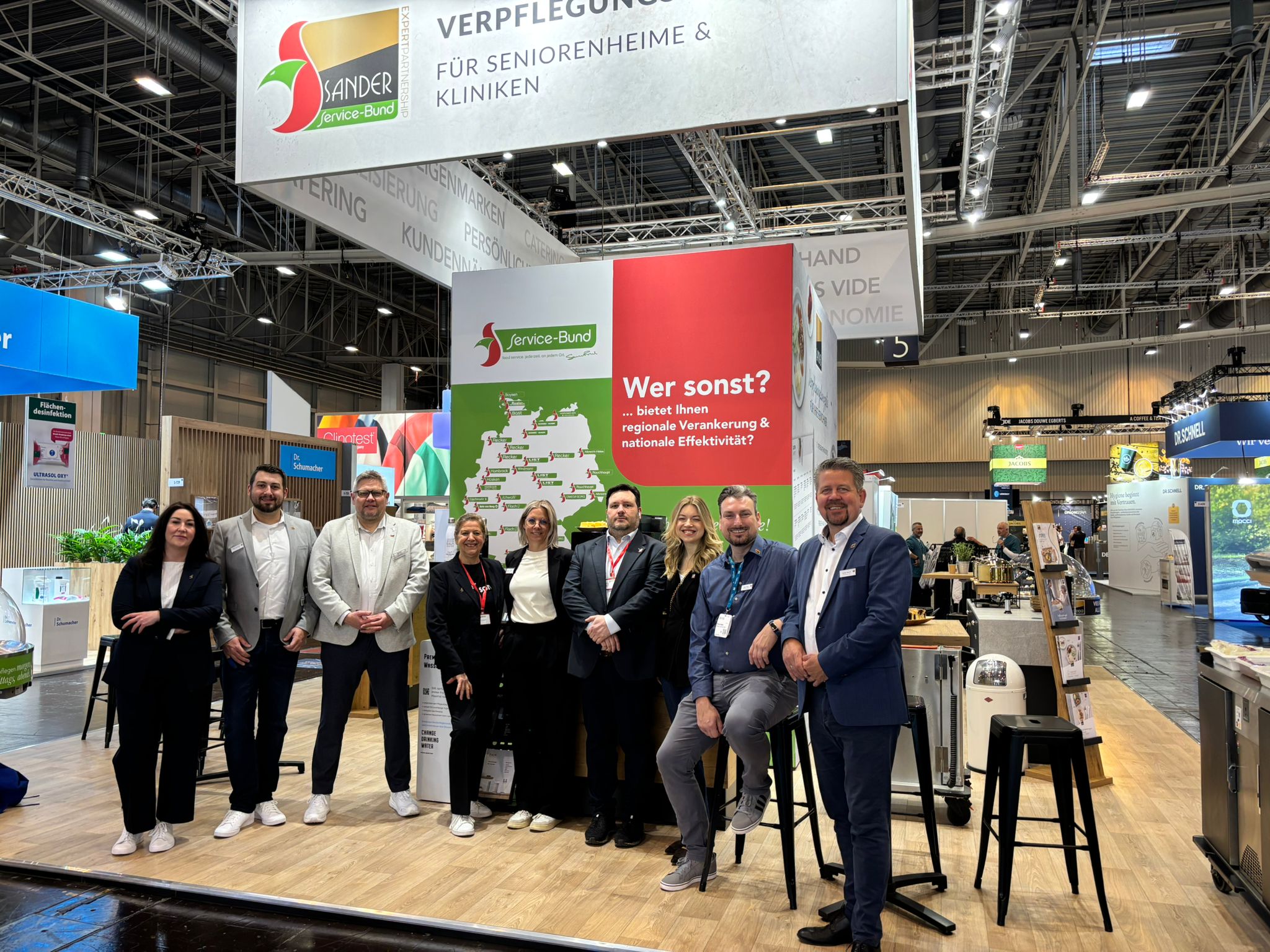 Die Messe ALTENPFLEGE in Essen bot vom 21. bis 23. April 2026 einen umfassenden Überblick über aktuelle Produkte, Dienstleistungen und Entwicklungen in der Pflegebranche. Über 500 Aussteller präsentierten in den Hallen 5 bis 8 Lösungen aus Bereichen wie Pflege und Therapie, Digitalisierung, Verpflegung, Einrichtung sowie dem Management von Pflegeeinrichtungen. Ergänzt wurde das Angebot durch ein breites Kongress- und Vortragsprogramm, in dem zentrale Herausforderungen der Branche diskutiert wurden. Die Messe ALTENPFLEGE in Essen bot vom 21. bis 23. April 2026 einen umfassenden Überblick über aktuelle Produkte, Dienstleistungen und Entwicklungen in der Pflegebranche. Über 500 Aussteller präsentierten in den Hallen 5 bis 8 Lösungen aus Bereichen wie Pflege und Therapie, Digitalisierung, Verpflegung, Einrichtung sowie dem Management von Pflegeeinrichtungen. Ergänzt wurde das Angebot durch ein breites Kongress- und Vortragsprogramm, in dem zentrale Herausforderungen der Branche diskutiert wurden.